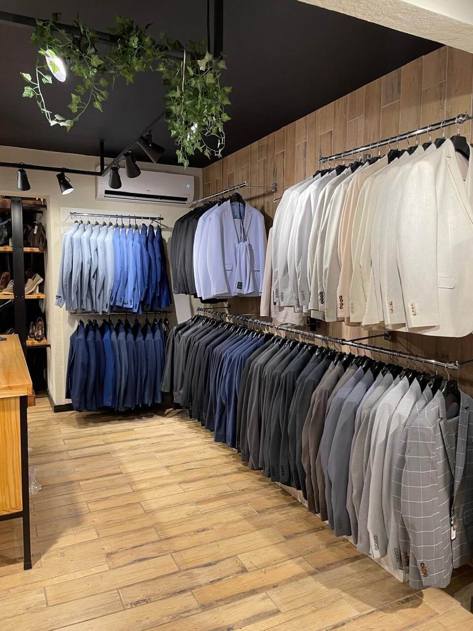 Corredor da loja com blazers organizados por tonalidade